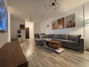 Μια τηλεόραση ή/και κέντρο ψυχαγωγίας στο Luxury Inn: 3BR Amazing Garden View in Madinaty B6