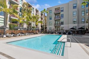 una imagen de una piscina en un complejo de apartamentos en Superior 2 bedroom apartment in Heart of Hollywood, en Los Ángeles