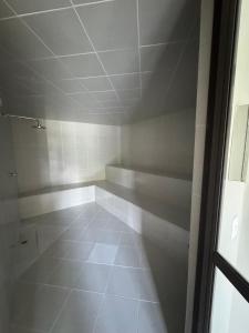 Cette chambre vide est dotée de carrelage. dans l'établissement Hotel rioverde aparta suite cerca de aeropuerto JMC, à José María Córdova International 16 autres photos