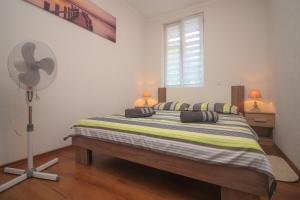 Ένα ή περισσότερα κρεβάτια σε δωμάτιο στο Apartments with parking space Zablace, Sibenik - 24126