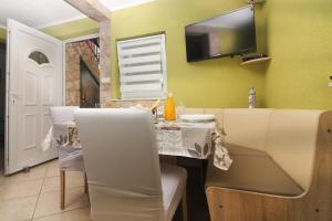 Μια τηλεόραση ή/και κέντρο ψυχαγωγίας στο Apartments with parking space Zablace, Sibenik - 24126