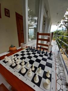 um tabuleiro de xadrez sobre uma mesa em uma sala em Hostal De María em San Cristóbal de Las Casas mais 48 fotografias