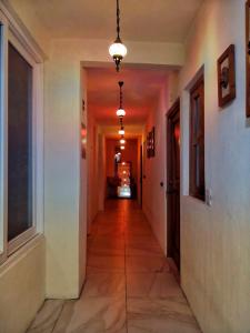 Um corredor vazio com um hallwayngthngthngthngthngthngthngthngth em Hostal De María em San Cristóbal de Las Casas
