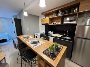 Una cocina con una gran isla en una habitación. en Luxury Apartment with Cowork Space, WiFi, and a Pool in a Business Area, en Santa Cruz de la Sierra