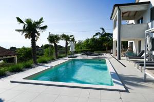 Bazén v ubytování Holiday house with a swimming pool Kastelir, Central Istria - Sredisnja Istra - 24867 nebo v jeho okolí