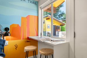 Zimmer mit einem Fenster und zwei Hockern in der Unterkunft Downtown Kokopelli West 5 - Newly Remodeled Stylish Studio in Moab