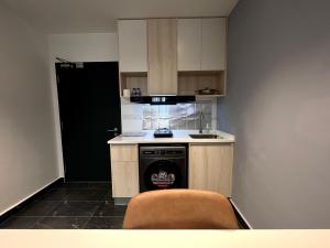 Η κουζίνα ή μικρή κουζίνα στο Vetro 11 Suites - Kota Kinabalu - J-Residences Welcomes You!