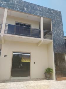 Apt Raphis D في سانتاريم: مبنى أبيض مع شرفة وباب