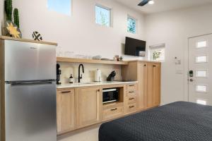 Η κουζίνα ή μικρή κουζίνα στο Downtown Kokopelli West 8 - Newly Remodeled Stylish Studio