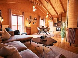 un salon avec un canapé et une table dans l'établissement Holiday home in Rieden with swimming pool, à Rieden