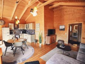 un grand salon avec une table et une cuisine dans l'établissement Holiday home in Rieden with swimming pool, à Rieden