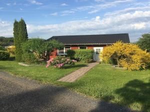 Vườn quanh Holiday home in Daun with swimming pool