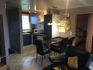 Nhà bếp/bếp nhỏ tại Holiday home in Daun with swimming pool