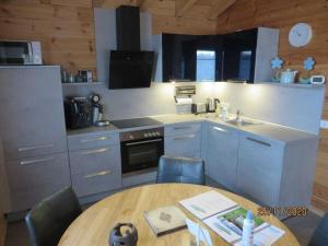 Η κουζίνα ή μικρή κουζίνα στο Holiday home in Rieden with swimming pool