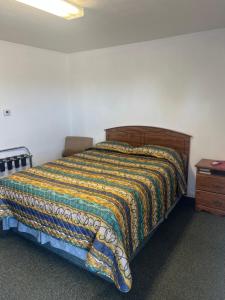 Un dormitorio con una cama con una manta colorida encima. en Royals Inn Motel, en Malta