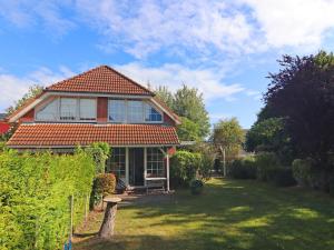 une maison avec une grande fenêtre et une cour dans l'établissement Doppelhaushälfte mit Garten nur 500m bis zumStrand, à Grömitz