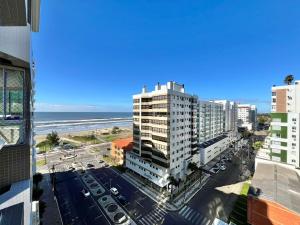 an aerial view of a city with a beach and buildings at Ap Edifício Sunchine Capão da Canoa RS in Capão da Canoa