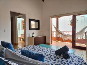 Un dormitorio con una cama y vista a un balcón. en Exclusiva Casa BBQ Parking & Confort, en Villa de Leyva