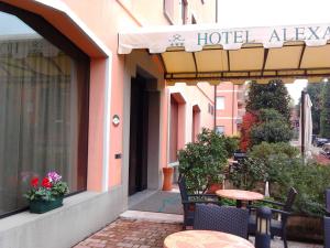 d'une terrasse avec une table et des chaises à l'extérieur de l'hôtel. dans l'établissement Hotel Alexander, à Fiorano Modenese