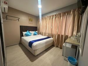 a bedroom with a large bed and a window at SS GREY INN Bb in Kuala Lumpur