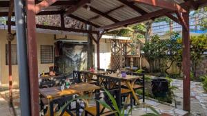 MexicanosにあるHades Metal Barの屋外パティオ(木製のテーブルと椅子付)