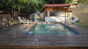 MexicanosにあるHades Metal Barの木製のデッキに滑り台が付いた小さなプール