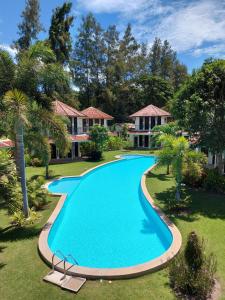 an image of a swimming pool in front of a house at Mango Paradise, in der Nähe des Black Mountain Golf Clubs in Hua Hin