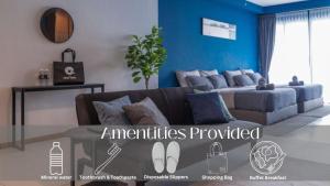 een woonkamer met een bank en een tafel bij Deluxe Seaview Suite Twin Bed by The Only Bnb in Tanjong Tokong