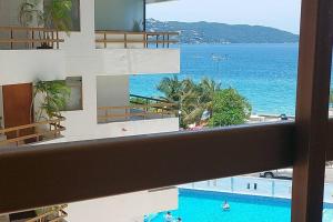 a view of the ocean from the balcony of a building at FRENTE AL MAR, centrico in Acapulco