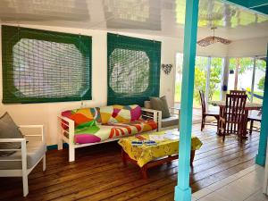 ein Wohnzimmer mit Sofa und Tisch in der Unterkunft Linareva Moorea Beach Resort in Haapiti