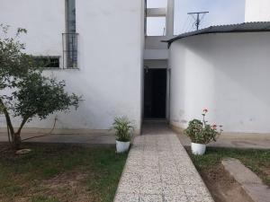 リマにあるKUSIHausの白い建物