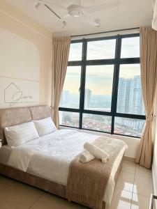 una camera da letto con un letto con una grande finestra di Brand New Minimalist Suite 3 Min Walk to CIQ a Johor Bahru
