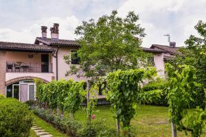 a house with a garden in front of it at Cascina Folletto in Novi Ligure