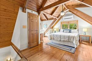 a bedroom with a bed and a wooden ceiling at Ma Cook Lodge - Sharps Chapel in Maynardville