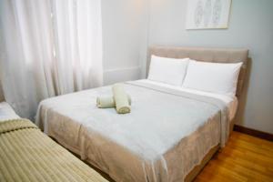 圣胡安Balai ni Juan Guest House的卧室里有一张床，床上有一个枕头 更多30张照片