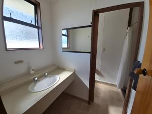 Un baño con lavabo y ventana. en Napier Nest Motel, en Napier 29 fotos más