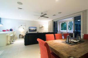 una sala de estar con una mesa y un sofá en Whispering Palms - Beachfront Port Douglas, en Port Douglas