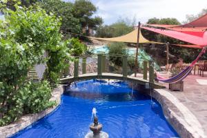Bazén v ubytování Lago Amor del Valle Glamping Súper nebo v jeho okolí
