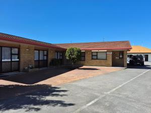 Un estacionamiento vacío frente a un edificio en Napier Nest Motel, en Napier