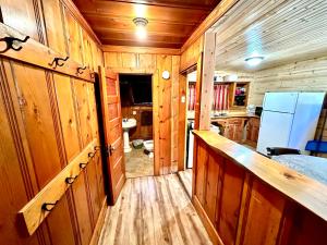 una cucina con mobili in legno e un frigorifero di Paulina Lake Lodge and Resort a La Pine Altre 91 foto