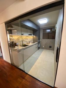 una grande porta a vetri di una cucina in un edificio di Depto 3D en el Corazón de Sopocachi a La Paz Altre 4 foto