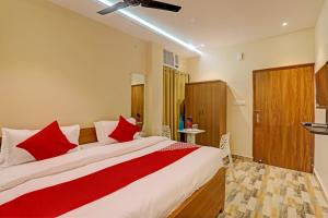 Ένα ή περισσότερα κρεβάτια σε δωμάτιο στο Super Hotel O Royal Regency Palace +23 φωτογραφίες