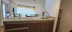 een keuken met een spoelbak en een aanrechtblad bij HERMOSO APARTAMENTO 1 BR MIRAFLOREs in San Antonio