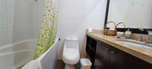 een badkamer met toilet, bad en wastafel bij HERMOSO APARTAMENTO 1 BR MIRAFLOREs in San Antonio