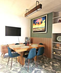 a dining room with a wooden table and chairs at Casa Centurias céntrico con mini Split in Aguascalientes
