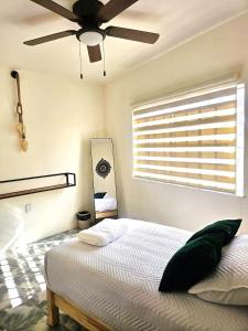 a bedroom with a bed and a ceiling fan at Casa Centurias céntrico con mini Split in Aguascalientes