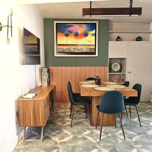 a dining room with a table and chairs at Casa Centurias céntrico con mini Split in Aguascalientes
