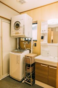 eine Küche mit Waschmaschine und Spüle in der Unterkunft T304Japanese Garden Villa near Historic Town Max of 8 people in Takayama