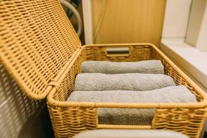 ein Weidenkorb mit drei Handtüchern darin in der Unterkunft T304Japanese Garden Villa near Historic Town Max of 8 people in Takayama + 113 Fotos