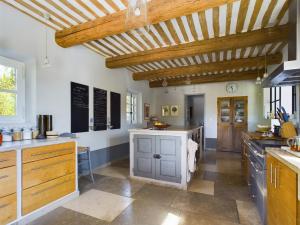 Kuchyň nebo kuchyňský kout v ubytování Charmant Mas Provençal avec Piscine aux Alpilles - FR-1-599-122